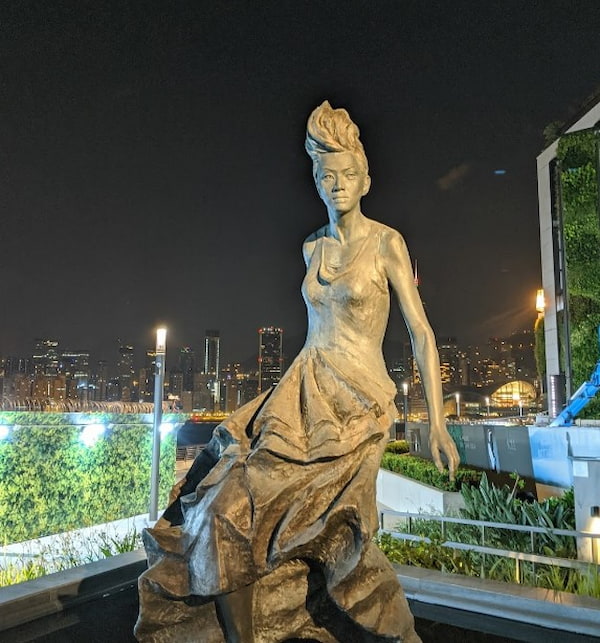 水上的士尖沙咀一號梯台近梅艷芳雕像